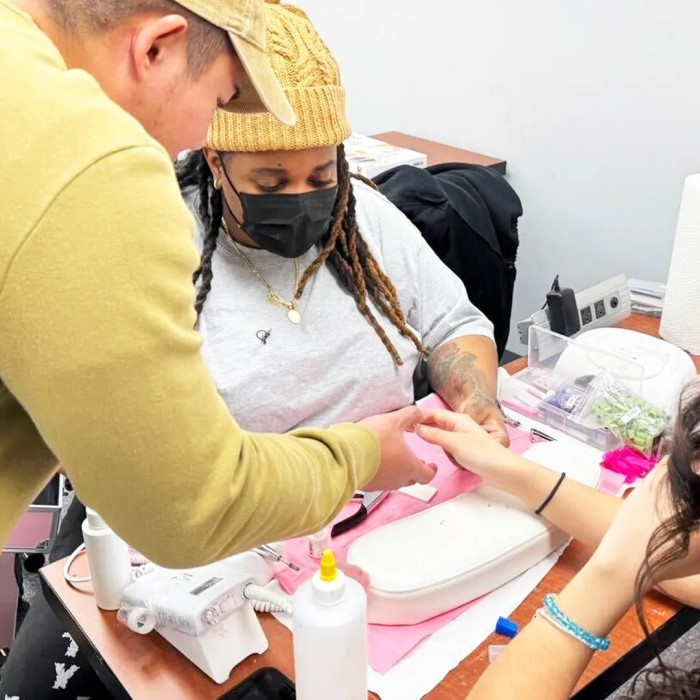how much do nail techs make
