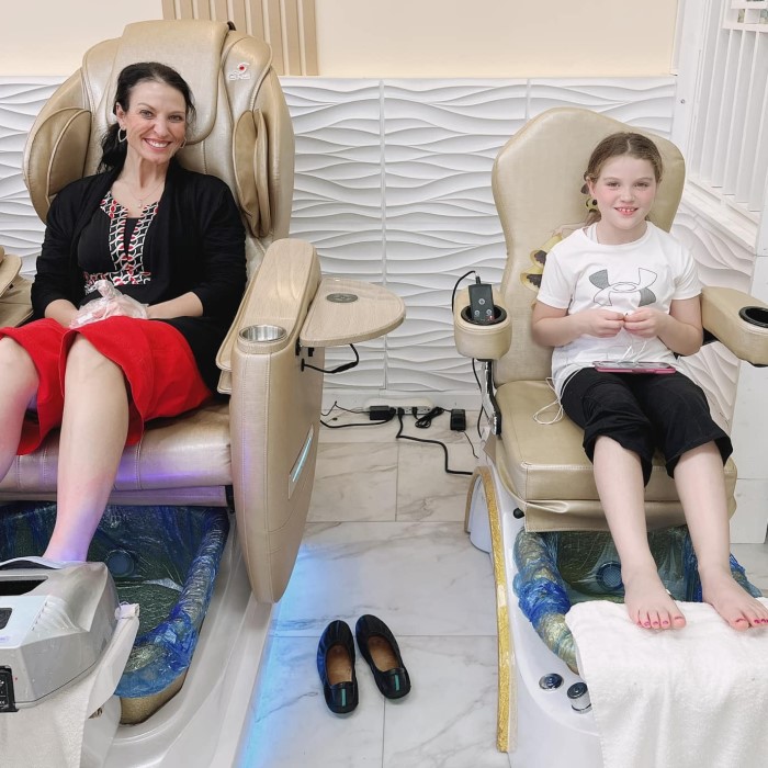 how much to tip nail salon