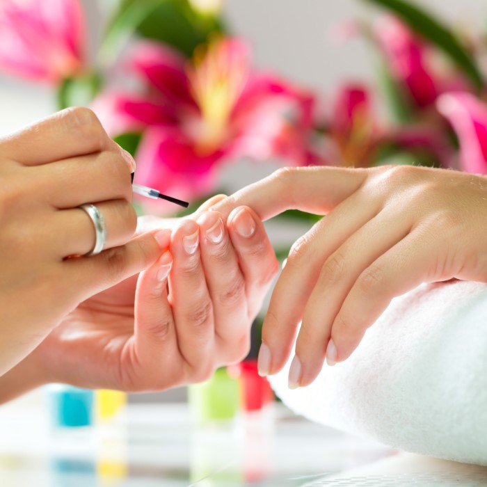 how much to tip nail salon