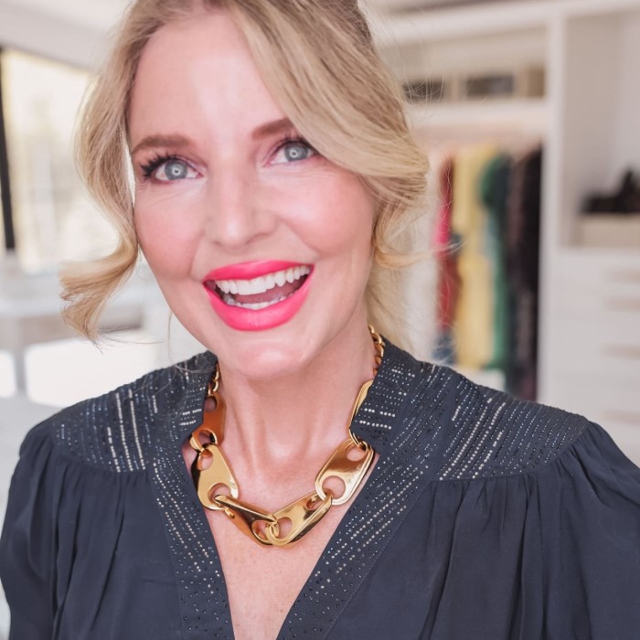 colors that look good on pale skin