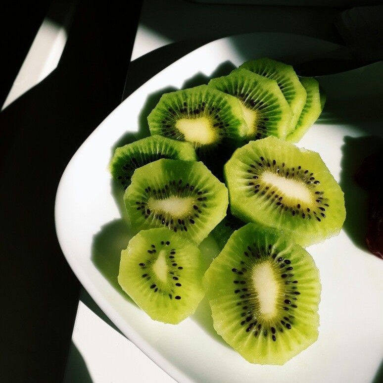 is eating kiwi skin good for you