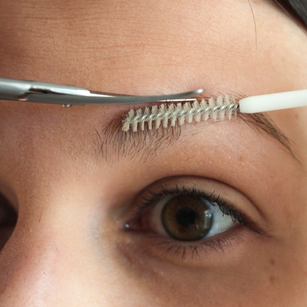 how to trim your eyebrows